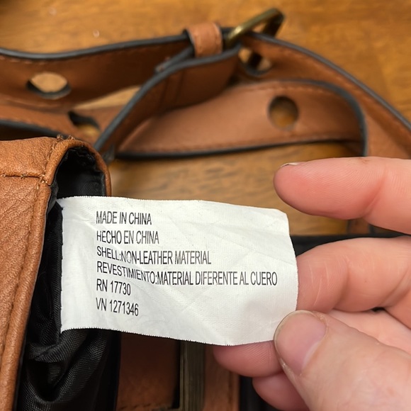 MOSSIMO SUPPLY CO brow. Faux leather crossbody purse with turn buckle closure - Picture 6 of 7